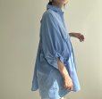 画像2: 【SALE LIVE ご紹介アイテム】バックリボン空色シャツ (2)