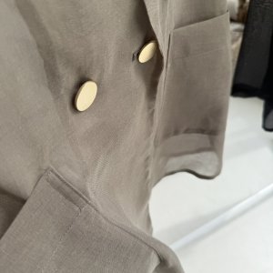 画像4: ●マットゴールドのボタンがオシャレ【5/12 LIVEご紹介アイテム】シアーテーラードジャケット