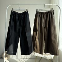 ●生産枠限り●期間限定掲載●【7/8ご紹介アイテム】フェイクレザーミディパンツ＜予約/8-9＞