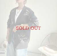 ●生産枠に限りあり●期間限定掲載●【8/14 LIVEご紹介アイテム】殴り書き刺繍ロゴカーディガン（予約/10）