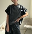 画像1: ●【9/6 LIVEアイテム】タックフリル袖デザインレザートップス (1)