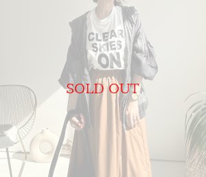 画像1: ●3連休限定SALE●【LIVEご紹介アイテム】ロゴロンT白×黒ロゴ（B品/右袖点汚れ有）