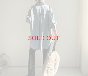 画像2: ●珍しいロング丈でレギンスやスキニー合わせにも◎【10/14 LIVEアイテム】テンセルデニムロングシャツ