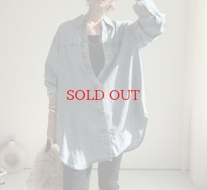 画像1: ●珍しいロング丈でレギンスやスキニー合わせにも◎【10/14 LIVEアイテム】テンセルデニムロングシャツ