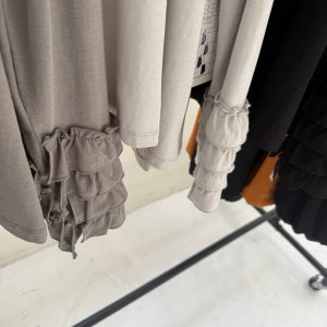 画像2: ●期間限定●ご予約10倍ポイント対象●ayane26ss【11/21 LIVEアイテム】フリルカフフレアロンT（予約/2）