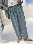 画像1: ●期間限定/ご予約10倍ポイント●【1/19 ayane】テンセルデニムタックバレルレッグパンツ（予約/4-5） (1)