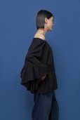 画像3: ●期間限定/ご予約10倍ポイント●【1/23 CYAN TOKYO】ギャザーフレアオーバーブラウス（予約/4-5） (3)