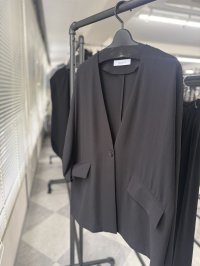 ●メーカー在庫限り●【3/31 LIVEアイテム】ストレッチジョーゼットノーカラージャケット（セットアップ可能）