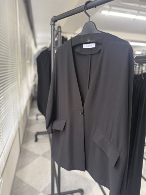 画像1: ●メーカー在庫限り●【3/31 LIVEアイテム】ストレッチジョーゼットノーカラージャケット（セットアップ可能）