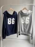 画像2: ●期間限定●生産枠に限りあり●【4/8LIVEアイテム】ナンバーロゴオフショルスエット（予約/5月） (2)