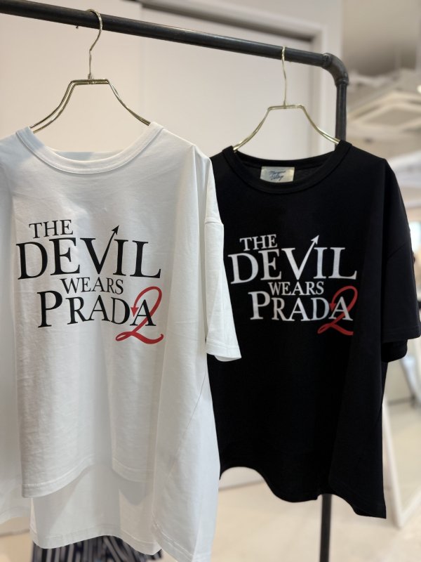 画像1:  プラダを着た悪魔シリーズ   ご予約ポイント10倍   【10/21 LIVE / Margaux Viintage】THE DEVIL WEARS PRADA2 TEE/LOGOTYPE（予約/3-4） (1)