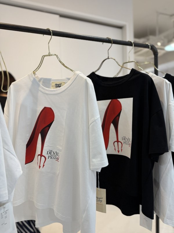 画像1:  プラダを着た悪魔シリーズ   ご予約ポイント10倍   【10/21 LIVE / Margaux Viintage】THE DEVIL WEARS PRADA2 TEE/PUMPS（予約/3-4） (1)