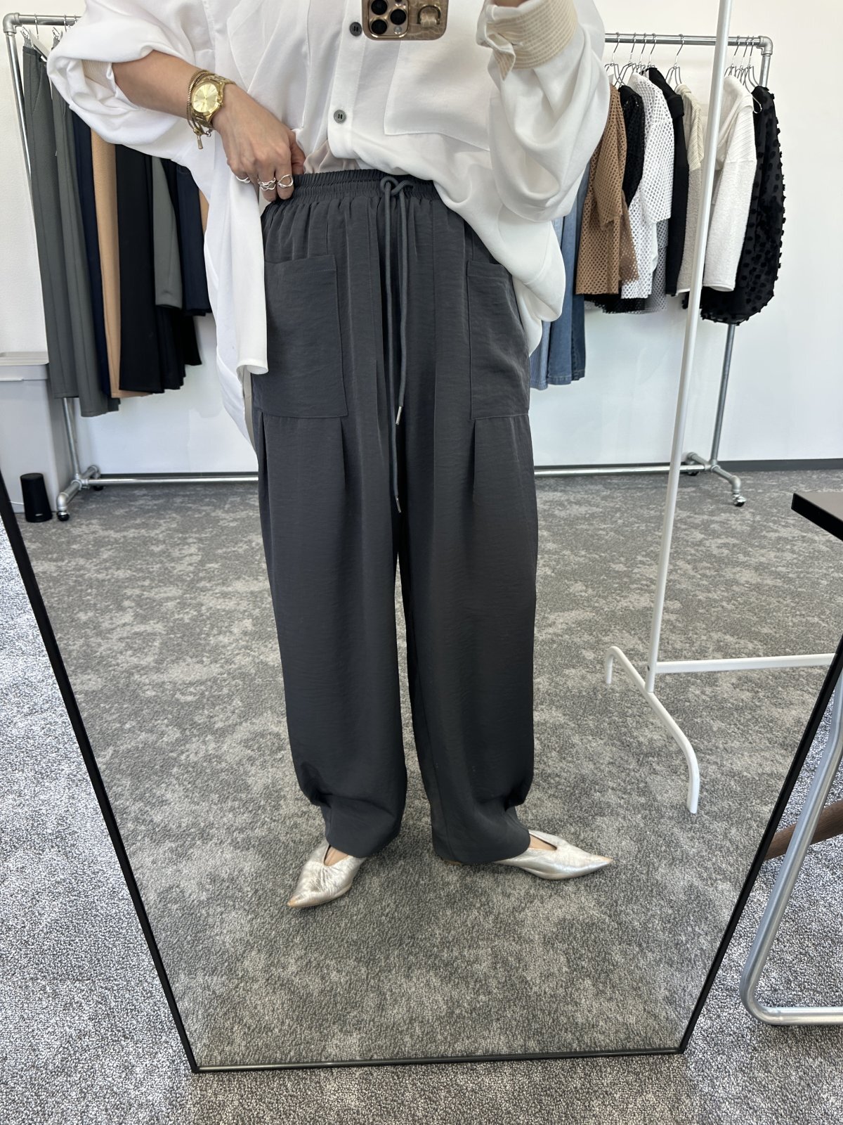 ●CYAN TOKYO●期間限定●ご予約5倍ポイント対象●【10/17 LIVEご紹介アイテム】ヘムタックグロッシーイージーパンツ（予約/2-3）