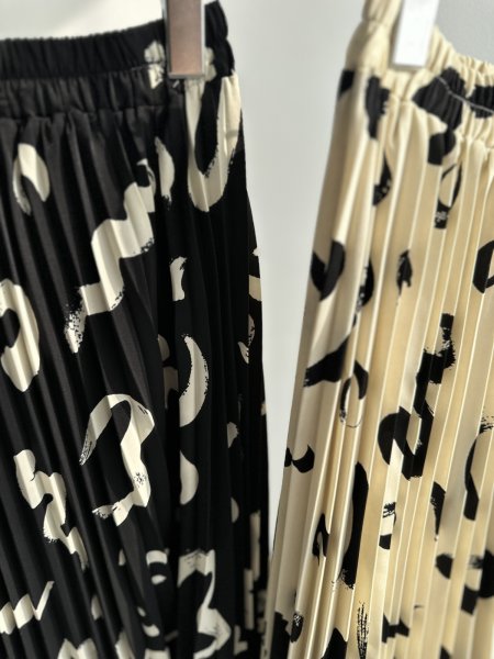 画像2: ⚫︎SALE⚫︎【LIVE ご紹介アイテム】ニュアンスプリントプリーツスカート (2)