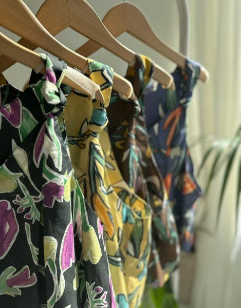 画像2: ●【2/11 LIVEご紹介アイテム】●前後2wayで着られる◎全色素敵!!なヴィンテージライクフラワービスチェトップス (2)