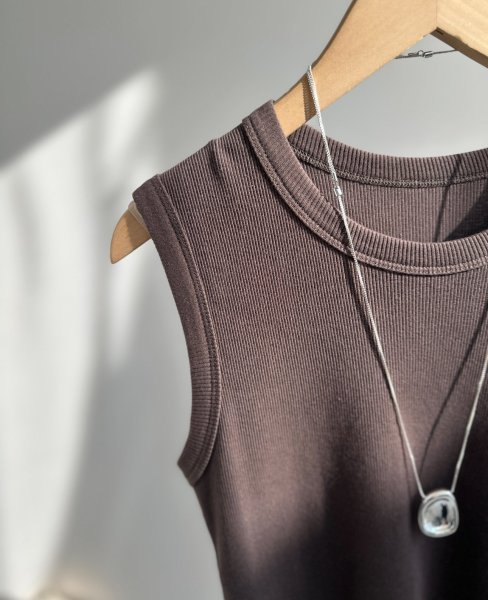 画像2: ●こっくり大人っぽいリブタンク●【LIVEご紹介アイテム】●大人のインナータンク●クルーネック細リブタンク(ブラウン) (2)