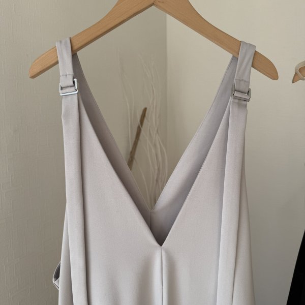 画像2: 【1/15 LIVEご紹介アイテム】●丈調整可能◎高身長さんにもオススメ!!深Vジャンパースカート/サロペット (2)