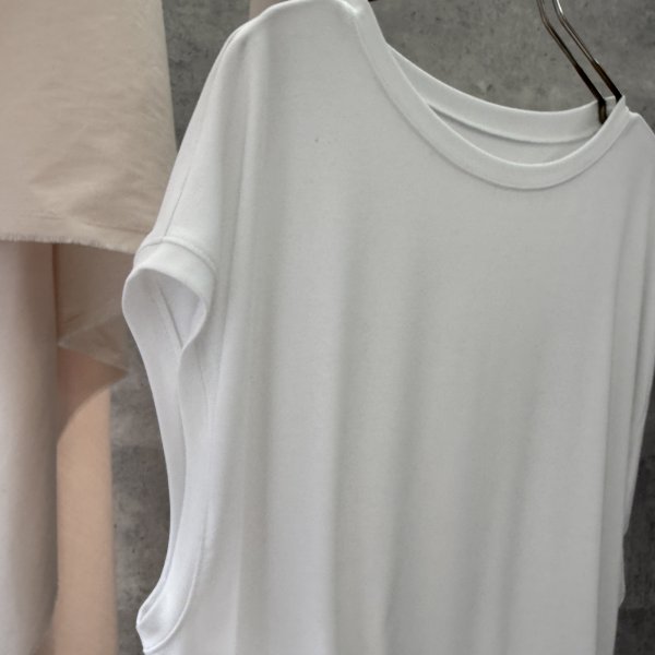 画像2: ●ERIKAイチオシ!!【4/15 LIVEご紹介アイテム】●とろみ素材◎肌心地抜群とろーんとフレンチスリーブT (2)