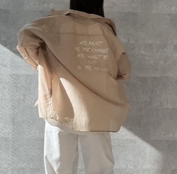 画像2: ●殴り書きバックロゴがオシャレ!!!【3/26 LIVEご紹介アイテム】●バックロゴシアーシャツ (2)