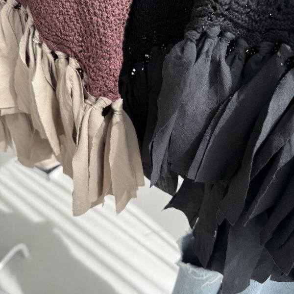 画像3: ●シンプルトップスやワンピにレイヤードもオススメ◎【5/10 LIVEご紹介アイテム】フリンジデザインニットベスト (3)