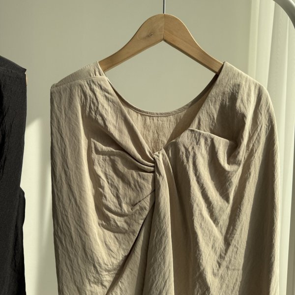 画像4: ●後姿が可愛い【6/24 LIVEご紹介アイテム】バックツイストトップス (4)