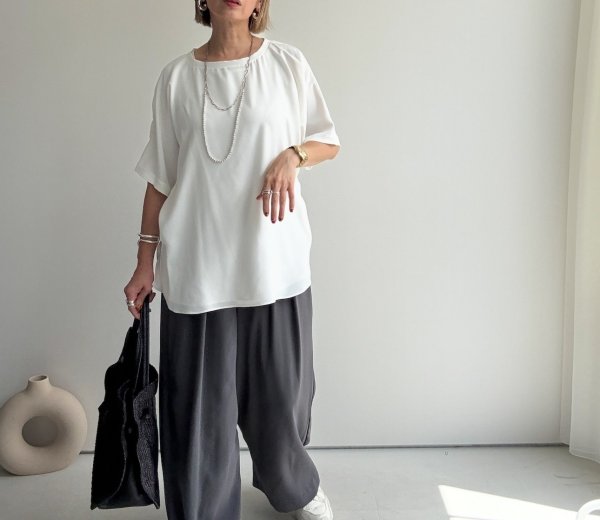 画像1: ●きれい目にもカジュアルにも使える【LIVEご紹介アイテム】＜LAMER別注＞オーバーデザインプルオーバー (1)