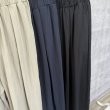 画像2: ●生産枠限り●晩夏〜秋に使える展示会シリーズ●【7/28 LIVEご紹介アイテム】しゃらしゃらタックボリュームパンツ（予約/8） (2)