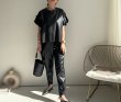 画像4: ●【9/6 LIVEアイテム】タックフリル袖デザインレザートップス (4)