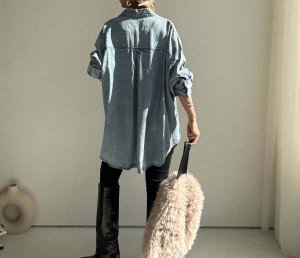 画像2: ●珍しいロング丈でレギンスやスキニー合わせにも◎【10/14 LIVEアイテム】テンセルデニムロングシャツ (2)