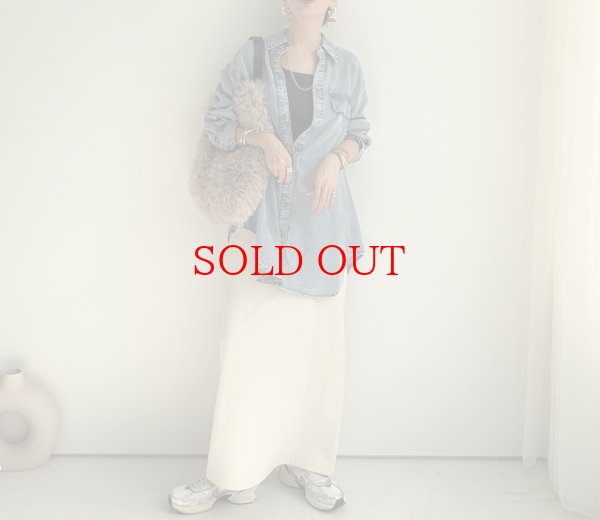 画像4: ●珍しいロング丈でレギンスやスキニー合わせにも◎【10/14 LIVEアイテム】テンセルデニムロングシャツ (4)