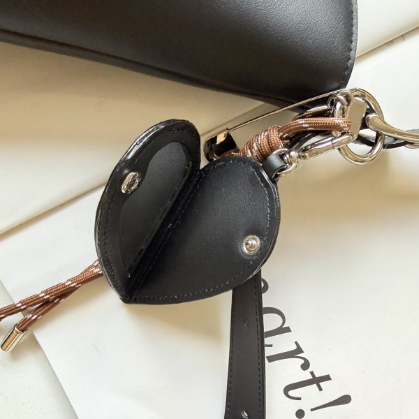 画像9: ●期間限定掲載●【完全受注生産】●ご予約10倍ポイント対象◎チャーム付本革マルチショルダー（予約/5） (9)