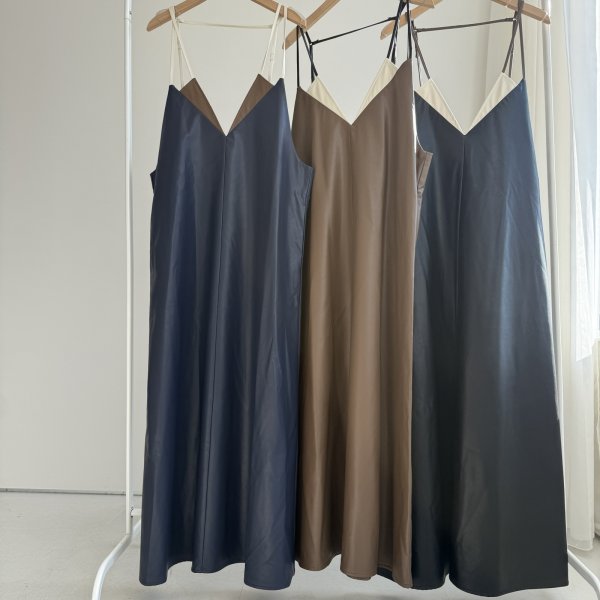 画像1: ●年末年始限定SALE●【12/28 LIVEアイテム】●バイカラーレザーライクキャミワンピ （メーカー確認後確保） (1)